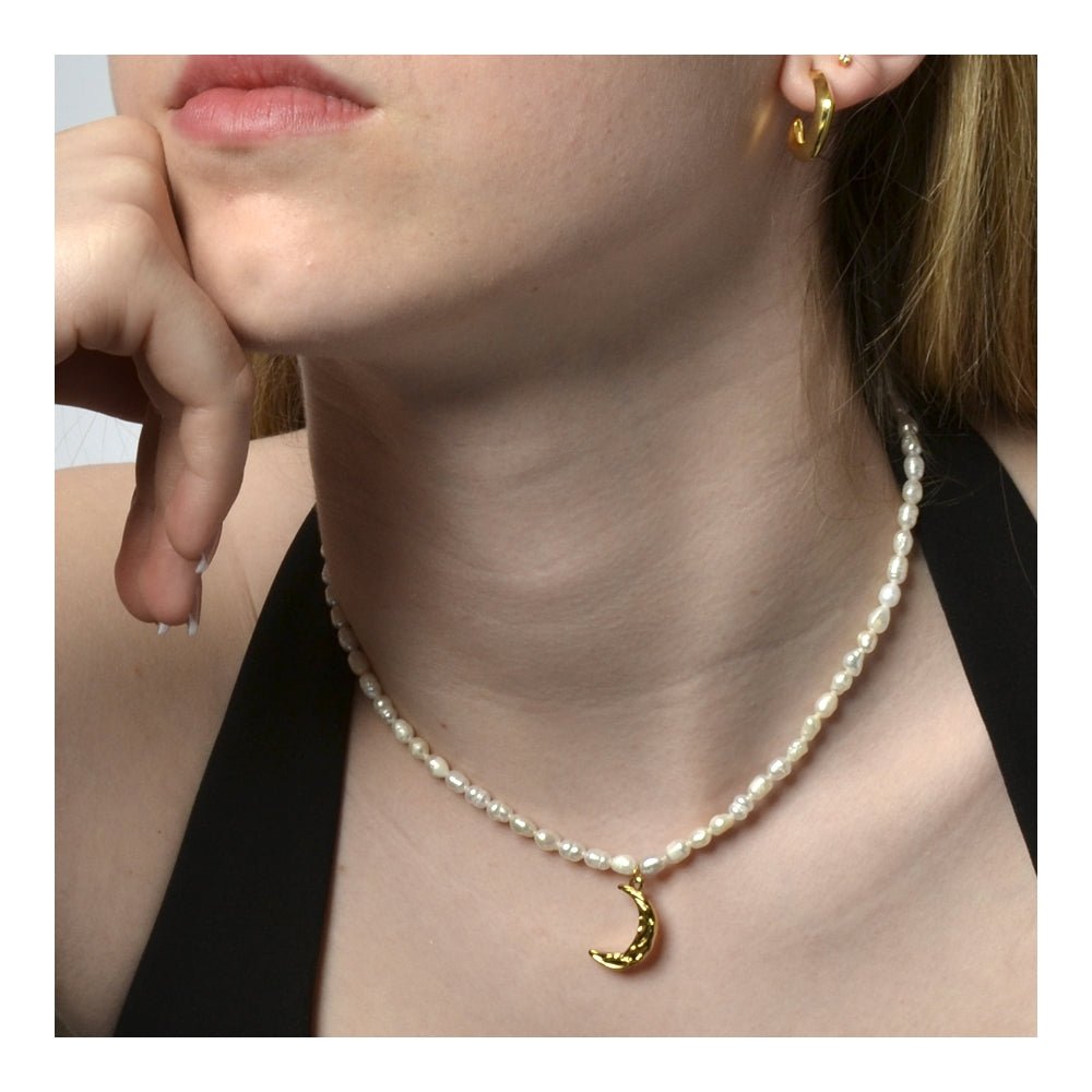 Gargantilla 'Moon' - Perlas con Amuleto de Luna